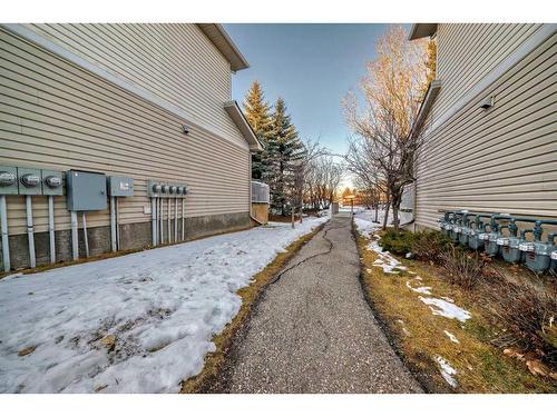 405-2000 Applevillage Court Se, Calgary, AB - Outdoor