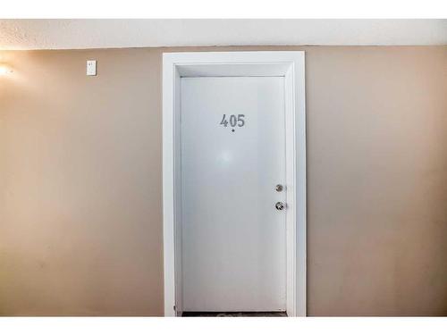 405-2000 Applevillage Court Se, Calgary, AB - Indoor Photo Showing Other Room