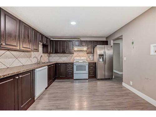 184 Castlebrook Drive Ne, Calgary, AB - Indoor Photo Showing Kitchen