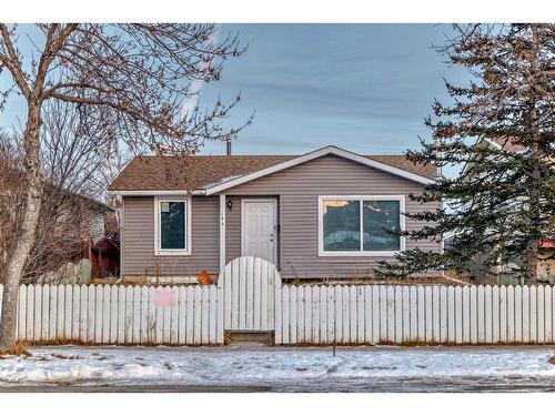 184 Castlebrook Drive Ne, Calgary, AB - Outdoor