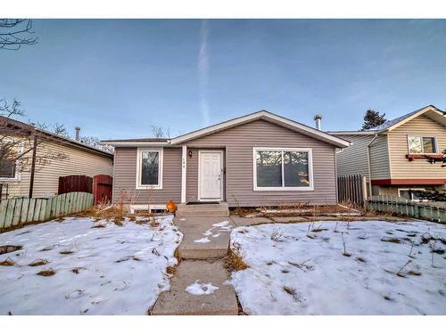 184 Castlebrook Drive Ne, Calgary, AB - Outdoor