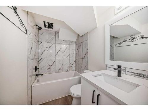 184 Castlebrook Drive Ne, Calgary, AB - Indoor Photo Showing Bathroom