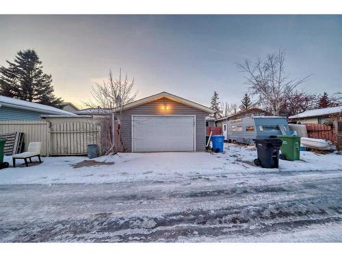 184 Castlebrook Drive Ne, Calgary, AB - Outdoor