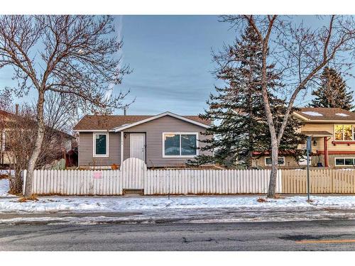 184 Castlebrook Drive Ne, Calgary, AB - Outdoor