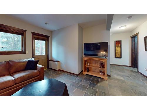 614 8Th Avenue Sw, Canmore, AB - Indoor Photo Showing Living Room