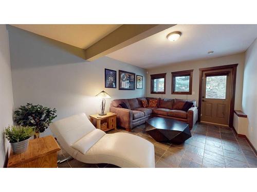 614 8Th Avenue Sw, Canmore, AB - Indoor Photo Showing Living Room