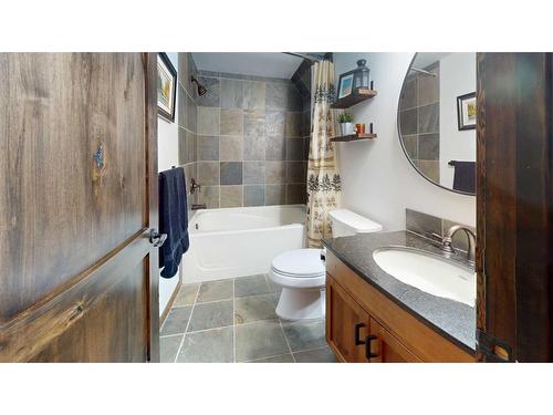 614 8Th Avenue Sw, Canmore, AB - Indoor Photo Showing Bathroom