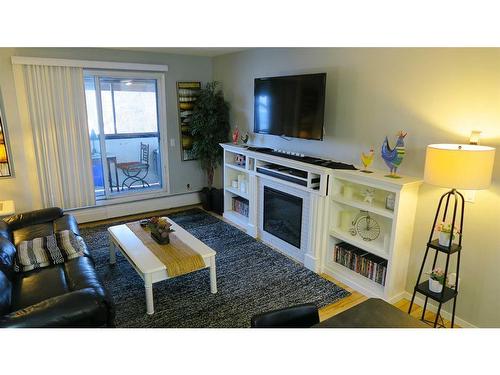 306-1712 38 Street Se, Calgary, AB - Indoor Photo Showing Living Room