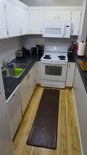 306-1712 38 Street Se, Calgary, AB - Indoor Photo Showing Kitchen