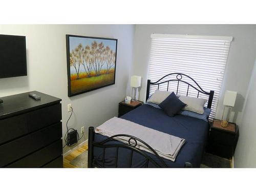 306-1712 38 Street Se, Calgary, AB - Indoor Photo Showing Bedroom