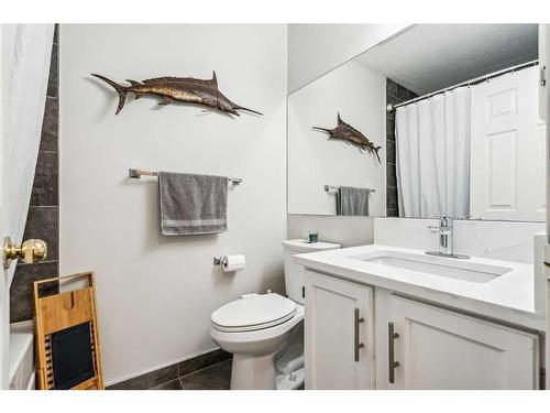 26 Shawbrooke Close Sw, Calgary, AB - Indoor Photo Showing Bathroom