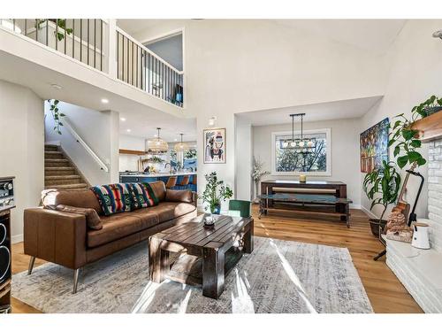 26 Shawbrooke Close Sw, Calgary, AB - Indoor Photo Showing Living Room