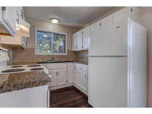 27 Castleridge Road Ne, Calgary, AB - Indoor Photo Showing Kitchen