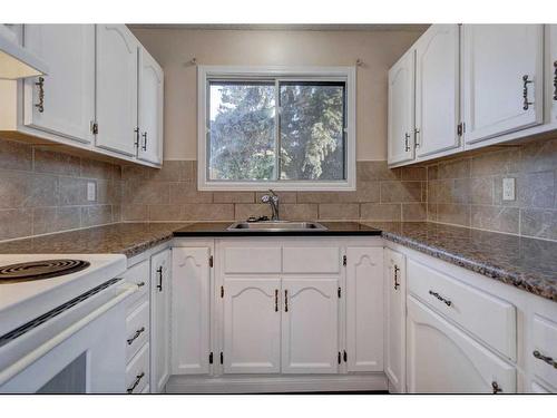 27 Castleridge Road Ne, Calgary, AB - Indoor Photo Showing Kitchen