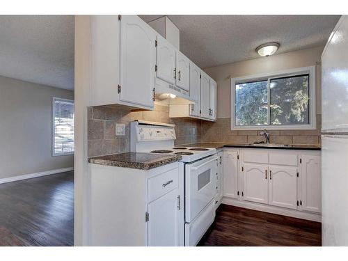 27 Castleridge Road Ne, Calgary, AB - Indoor Photo Showing Kitchen