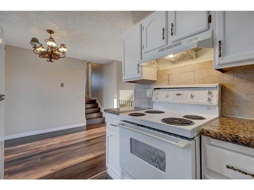 27 Castleridge Road Ne, Calgary, AB - Indoor Photo Showing Kitchen