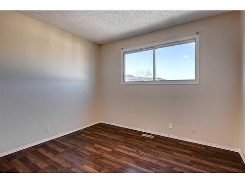 27 Castleridge Road Ne, Calgary, AB - Indoor Photo Showing Other Room