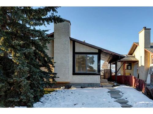 27 Castleridge Road Ne, Calgary, AB - Outdoor