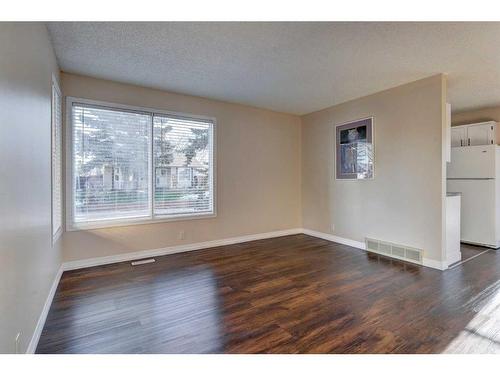 27 Castleridge Road Ne, Calgary, AB - Indoor Photo Showing Other Room