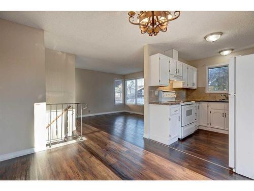 27 Castleridge Road Ne, Calgary, AB - Indoor Photo Showing Kitchen