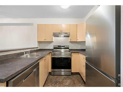 2403-505 Railway Street West, Cochrane, AB - Indoor Photo Showing Kitchen With Double Sink