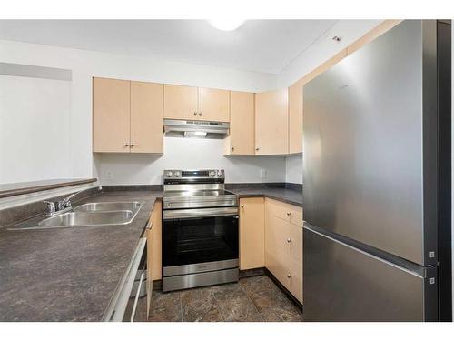 2403-505 Railway Street West, Cochrane, AB - Indoor Photo Showing Kitchen With Double Sink