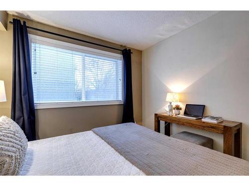 205-1904 10 Street Sw, Calgary, AB - Indoor Photo Showing Bedroom