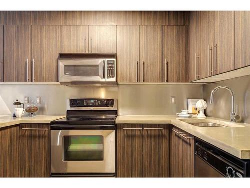 205-1904 10 Street Sw, Calgary, AB - Indoor Photo Showing Kitchen