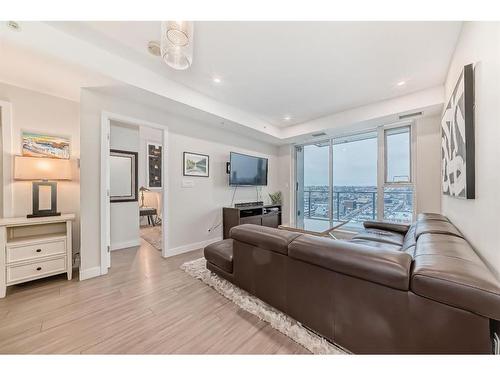 1608-930 16 Avenue Sw, Calgary, AB - Indoor Photo Showing Living Room