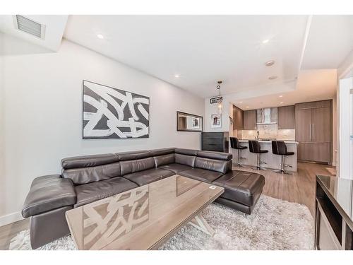 1608-930 16 Avenue Sw, Calgary, AB - Indoor Photo Showing Living Room