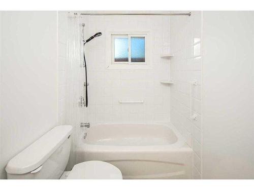 4124 Brisebois, Calgary, AB - Indoor Photo Showing Bathroom