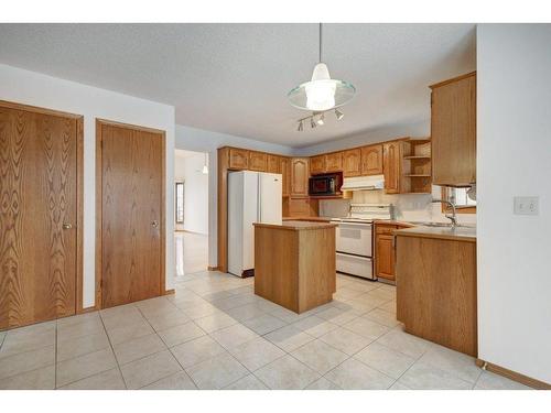 65 Christie Park View Sw, Calgary, AB - Indoor Photo Showing Kitchen