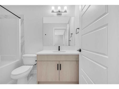 118 Versant View Sw, Calgary, AB - Indoor Photo Showing Bathroom