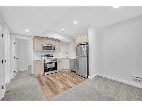 118 Versant View Sw, Calgary, AB - Indoor Photo Showing Kitchen