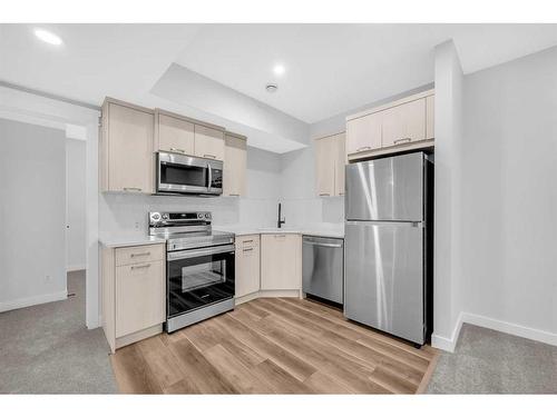 118 Versant View Sw, Calgary, AB - Indoor Photo Showing Kitchen