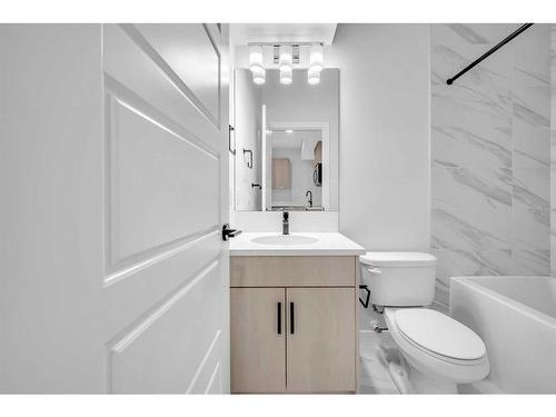 118 Versant View Sw, Calgary, AB - Indoor Photo Showing Bathroom