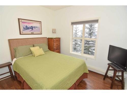 305-6800 Hunterview Drive Nw, Calgary, AB - Indoor Photo Showing Bedroom