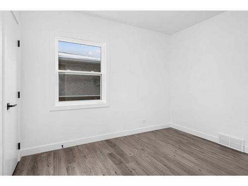 445 23 Avenue Ne, Calgary, AB - Indoor Photo Showing Other Room