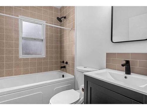 445 23 Avenue Ne, Calgary, AB - Indoor Photo Showing Bathroom