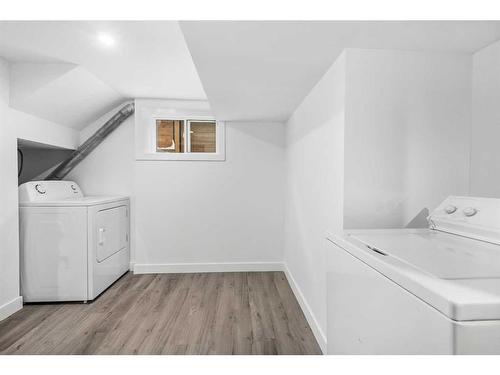 445 23 Avenue Ne, Calgary, AB - Indoor Photo Showing Laundry Room