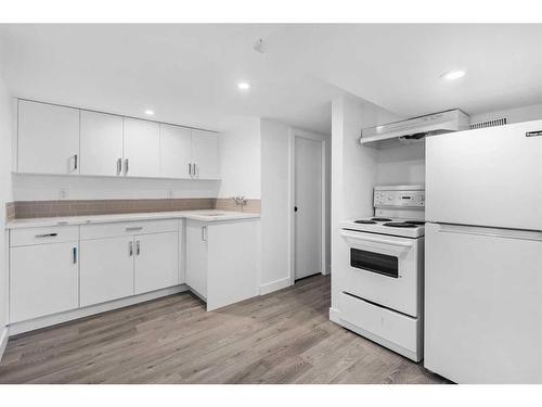 445 23 Avenue Ne, Calgary, AB - Indoor Photo Showing Kitchen