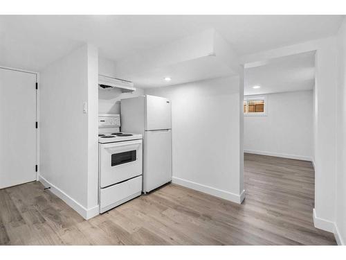 445 23 Avenue Ne, Calgary, AB - Indoor Photo Showing Kitchen