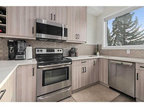 445 23 Avenue Ne, Calgary, AB - Indoor Photo Showing Kitchen