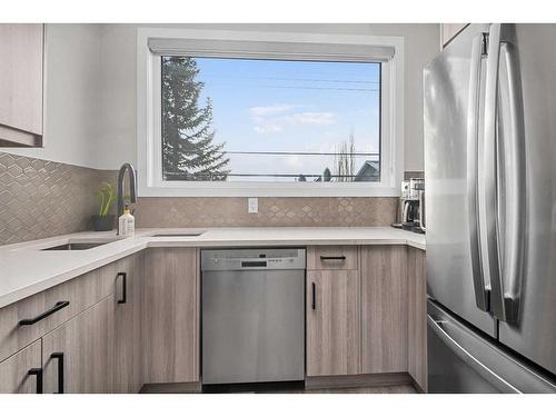 445 23 Avenue Ne, Calgary, AB - Indoor Photo Showing Kitchen