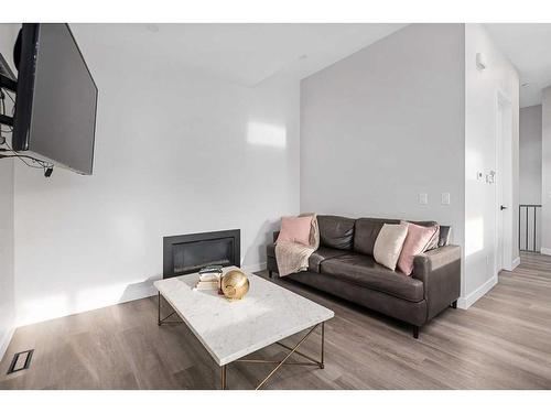 445 23 Avenue Ne, Calgary, AB - Indoor Photo Showing Living Room