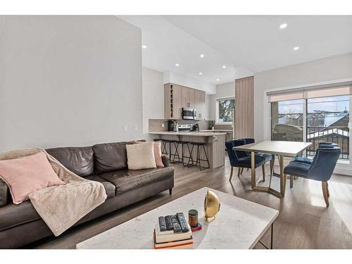 445 23 Avenue Ne, Calgary, AB - Indoor Photo Showing Living Room