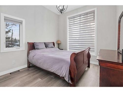 445 23 Avenue Ne, Calgary, AB - Indoor Photo Showing Bedroom