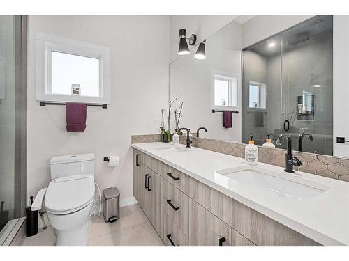 445 23 Avenue Ne, Calgary, AB - Indoor Photo Showing Bathroom