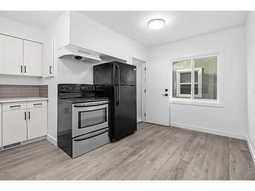 445 23 Avenue Ne, Calgary, AB - Indoor Photo Showing Kitchen