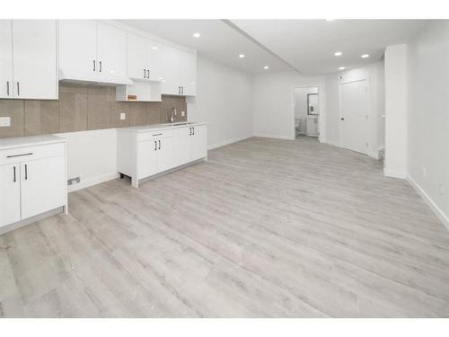 261 Midgrove Mews Sw, Airdrie, AB - Indoor Photo Showing Kitchen